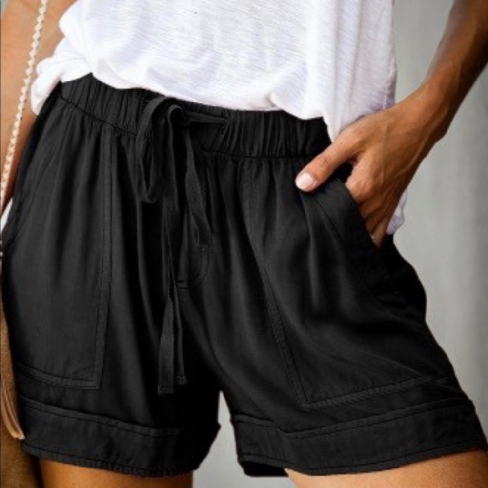 Tencel Pocketed Shorts
Easy to wear and super comfortable. Elastic tie waistband